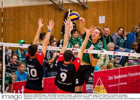 Nils Ehlers (re) im Angriff gegen Moritz Reichert (li) und den ehemaligen Netzhoppers-Spieler Georg Escher (mi) GER, Königs Wusterhausen Bestensee, Volleyballl, 1. Bundesliga, Saison 2015 2016, Landkost-Arena, Netzhoppers KW - United Volleys RheinMain