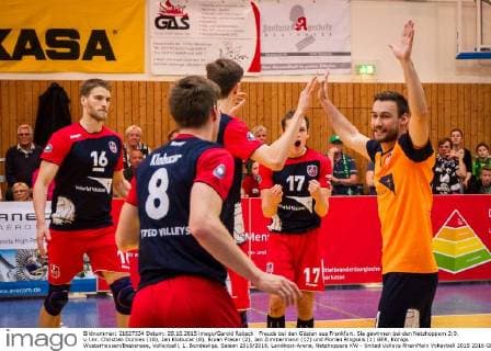 Freude bei den Gästen aus Frankfurt. Sie gewinnen bei den Netzhoppern 3:0. v.l.nr. Christian Dünnes (16), Jan Klobucar (8), Bryan Fraser (2), Jan Zimmermann (17) und Florian Ringseis (1) GER, Königs Wusterhausen Bestensee, Volleyballl, 1. Bundesliga, Saison 2015 2016, Landkost-Arena, Netzhoppers KW - United Volleys RheinMain