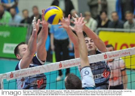 GER,VBL, SVG Lueneburg vs SWD powervolleys Dueren 28.10.2015, Gellersenhalle, Lueneburg, GER, VBL, SVG Lueneburg vs SWD powervolleys Dueren, im Bild Falko Steinke (Lueneburg 09) mit Michel Schlien (Lueneburg 14) am Netz nordphotoxWitke