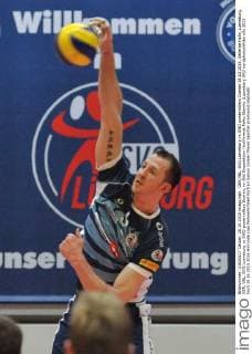 GER,VBL, SVG Lueneburg vs SWD powervolleys Dueren 28.10.2015, Gellersenhalle, Lueneburg, GER, VBL, SVG Lueneburg vs SWD powervolleys Dueren, im Bild Einzelaktion Hochformat Falko Steinke (Lueneburg 09) nordphotoxWitke