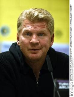DFB Pokal 2. Runde: Borussia Dortmund - SC Paderborn 28.10.2015. Trainer Stefan Effenberg (Paderborn) bei der anschließenden Pressekonferenz. HM