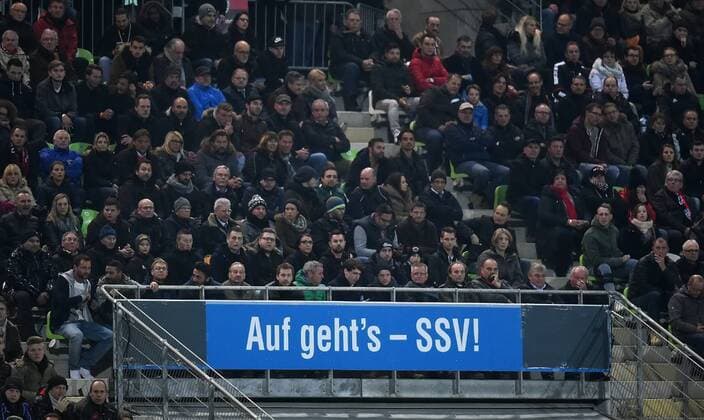 Fussball DFB Pokal 2015 2016 2. Runde 28.10.2015 SSV Reutlingen - Eintracht Braunschweig SSV Reutlingen Fans der Szene E im Kreuzeiche Stadionmit auf der Haupttribuene, mit dem Banner Auf geht s SSV! 