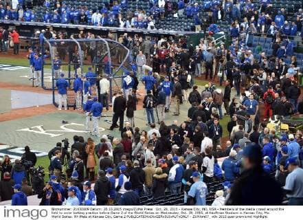 Oct. 28, 2015 - Kansas City, MO, USA - Members of the media crowd around the field to cover batting practice before Game 2 of the World Series on Wednesday, Oct. 28, 2015, at Kauffman Stadium in Kansas City, Mo. World Series: NY Mets at Kansas City, Game 2 - ZUMAm67_