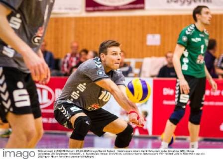 Netzhoppers Libero Kamil Ratajczak in der Annahme GER, Königs Wusterhausen Bestensee, Volleyballl, 1. Bundesliga, Saison 2015 2016, Landkost-Arena, Netzhoppers KW - United Volleys RheinMain