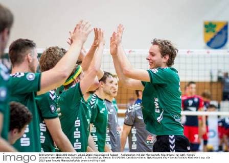 Abklatschen mit der Mannschaft, Nils Ehlers (re) GER, Königs Wusterhausen Bestensee, Volleyballl, 1. Bundesliga, Saison 2015 2016, Landkost-Arena, Netzhoppers KW - United Volleys RheinMain