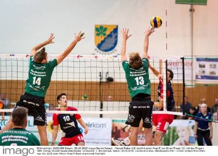 Manuel Rieke (13) berührt einen Angriff von Bryan Fraser (2) mit den Fingern GER, Königs Wusterhausen Bestensee, Volleyballl, 1. Bundesliga, Saison 2015 2016, Landkost-Arena, Netzhoppers KW - United Volleys RheinMain