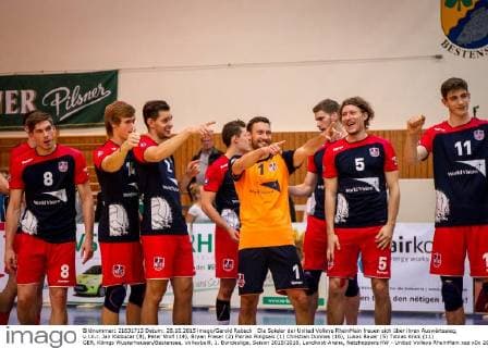 Die Spieler der United Volleys RheinMain freuen sich über ihren Auswärtssieg, v.l.n.r. Jan Klobucar (8), Peter Wolf (14), Bryan Fraser (2) Florian Ringseis (1) Christian Dünnes (16), Lukas Bauer (5) Tobias Krick (11) GER, Königs Wusterhausen Bestensee, Volleyballl, 1. Bundesliga, Saison 2015 2016, Landkost-Arena, Netzhoppers KW - United Volleys RheinMain