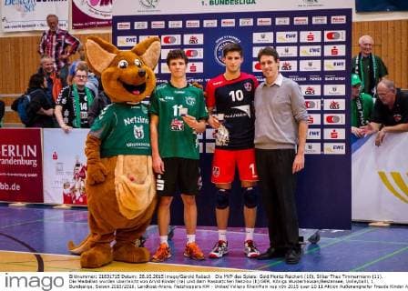 Die MVP des Spiels: Gold Moritz Reichert (10), Silber Theo Timmermann (11). Die Medaillen wurden überreicht von Arvid Kinder (re) und dem Maskottchen Netzino (li) GER, Königs Wusterhausen Bestensee, Volleyballl, 1. Bundesliga, Saison 2015 2016, Landkost-Arena, Netzhoppers KW - United Volleys RheinMain