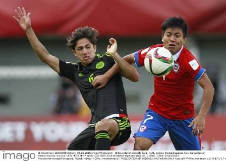 Chile s player Gonzalo Jara, right, battles the ball against Alan Cervantes of Mexico during round of 16 for FIFA U-17 World Cup Chile 2015 at Nelson Oyarzun stadium. Chillan , Chile. 28 10 2015. MarceloHernandezPhotosport. Futbol, Mexico v Chile, mundial sub17. 