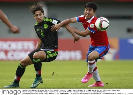 Chile s player Gonzalo Jara, right, battles the ball against Alan Cervantes of Mexico during round of 16 for FIFA U-17 World Cup Chile 2015 at Nelson Oyarzun stadium. Chillan , Chile. 28 10 2015. MarceloHernandezPhotosport. Futbol, Mexico v Chile, mundial sub17. 