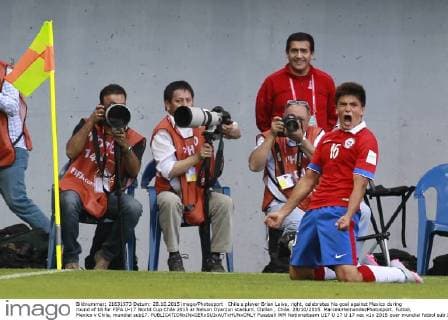 Chile s player Brian Leiva, right, celebrates his goal against Mexico during round of 16 for FIFA U-17 World Cup Chile 2015 at Nelson Oyarzun stadium. Chillan , Chile. 28 10 2015. MarceloHernandezPhotosport. Futbol, Mexico v Chile, mundial sub17. 