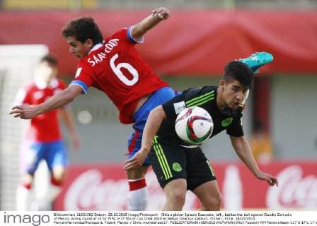 Chile s player Ignacio Saavedra, left , battles the ball against Claudio Zamudio of Mexico during round of 16 for FIFA U-17 World Cup Chile 2015 at Nelson Oyarzun stadium. Chillan , Chile. 28 10 2015. MarceloHernandezPhotosport. Futbol, Mexico v Chile, mundial sub17. 