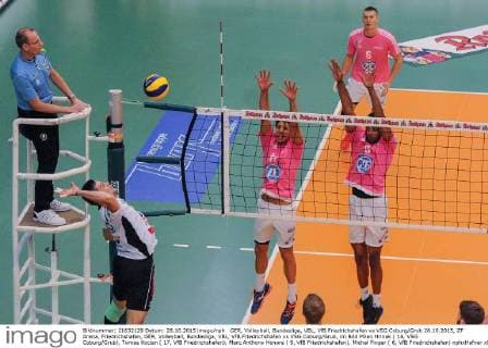 GER, Volleyball, Bundesliga, VBL, VfB Friedrichshafen vs VSG Coburg Grub 28.10.2015, ZF Arena, Friedrichshafen, GER, Volleyball, Bundesliga, VBL, VfB Friedrichshafen vs VSG Coburg Grub, im Bild Milan Hrinak ( 16, VSG Coburg Grub), Tomas Kocian ( 17, VfB Friedrichshafen), Marc Anthony Honore ( 9, VfB Friedrichshafen), Michal Finger ( 6, VfB Friedrichshafen) nphxHafner