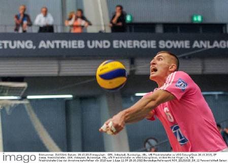 GER, Volleyball, Bundesliga, VBL, VfB Friedrichshafen vs VSG Coburg Grub 28.10.2015, ZF Arena, Friedrichshafen, GER, Volleyball, Bundesliga, VBL, VfB Friedrichshafen vs VSG Coburg Grub, im Bild Michal Finger ( 6, VfB Friedrichshafen) bei der Annahme nphxHafner