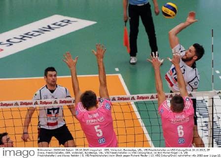 GER, Volleyball, Bundesliga, VBL, VfB Friedrichshafen vs VSG Coburg Grub 28.10.2015, ZF Arena, Friedrichshafen, GER, Volleyball, Bundesliga, VBL, VfB Friedrichshafen vs VSG Coburg Grub, im Bild Michal Finger ( 6, VfB Friedrichshafen) und Alexey Nalobin ( 5, VfB Friedrichshafen) beim Block gegen Richard Mauler ( 13, VSG Coburg Grub) nphxHafner