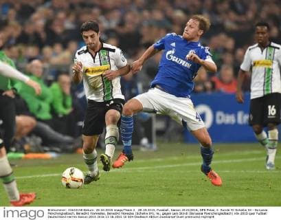 28.10.2015, Fussball, Saison 2015 2016, DFB Pokal, 2. Runde FC Schalke 04 - Borussia Mönchengladbach, Benedikt Hoewedes, Benedikt Höwedes (Schalke 04), re., gegen Lars Stindl (Borussia Moenchengladbach)