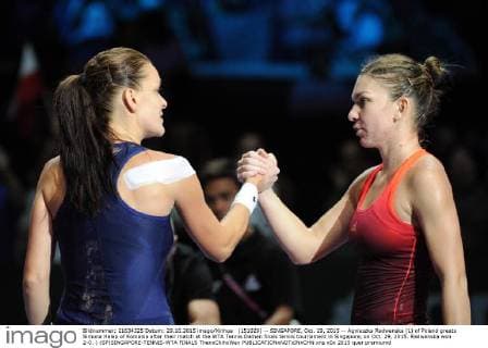 (151029) -- SINGAPORE, Oct. 29, 2015 -- Agnieszka Radwanska (L) of Poland greets Simona Helep of Romania after their match at the WTA Tennis Damen finals tennis tournament in Singapore, on Oct. 29, 2015. Radwanska won 2-0. ) (SP)SINGAPORE-TENNIS-WTA FINALS ThenxChihxWey 