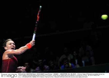 (151029) -- SINGAPORE, Oct. 29, 2015 -- Simona Helep of Romania competes during her match against Agnieszka Radwanska of Poland at the WTA Tennis Damen finals tennis tournament in Singapore, on Oct. 29, 2015. Helep lost 0-2. ) (SP)SINGAPORE-TENNIS-WTA FINALS ThenxChihxWey 