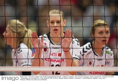 Volleyball, Damen, CEV Champions League, Saison 2015 2016, Dresdner SC (DSC) - Fenerbahce Grundig Istanbul (TUR), Mittwoch (28.10.2015), Margon Arena, Dresden. Dresdens v.l. Laura Dijkema, Jennifer Cross, Gina Mancuso. RM001