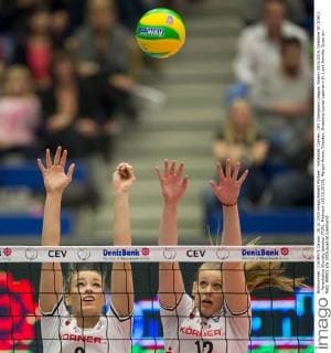 Volleyball, Damen, CEV Champions League, Saison 2015 2016, Dresdner SC (DSC) - Fenerbahce Grundig Istanbul (TUR), Mittwoch (28.10.2015), Margon Arena, Dresden. Dresdens Louisa Lippmann (li.) und Jennifer Cross am Netz. RM001