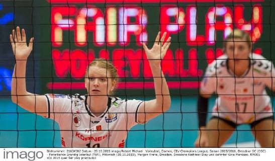 Volleyball, Damen, CEV Champions League, Saison 2015 2016, Dresdner SC (DSC) - Fenerbahce Grundig Istanbul (TUR), Mittwoch (28.10.2015), Margon Arena, Dresden. Dresdens Kathleen Slay und dahinter Gina Mancuso. RM001