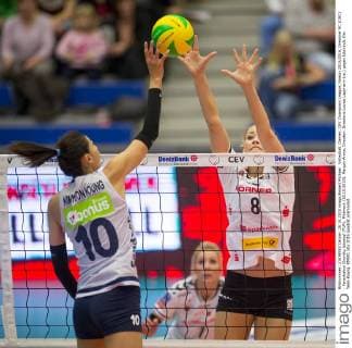 Volleyball, Damen, CEV Champions League, Saison 2015 2016, Dresdner SC (DSC) - Fenerbahce Grundig Istanbul (TUR), Mittwoch (28.10.2015), Margon Arena, Dresden. Dresdens Louisa Lippmann (re.) gegen Istanbuls Kim Yeon-Koung. RM001