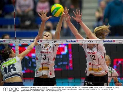 Volleyball, Damen, CEV Champions League, Saison 2015 2016, Dresdner SC (DSC) - Fenerbahce Grundig Istanbul (TUR), Mittwoch (28.10.2015), Margon Arena, Dresden. Dresdens Kristina Mikhailenko (M.) und Jennifer Cross gegen Istanbuls Lucia Bosetti. RM001