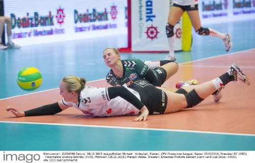 Volleyball, Damen, CEV Champions League, Saison 2015 2016, Dresdner SC (DSC) - Fenerbahce Grundig Istanbul (TUR), Mittwoch (28.10.2015), Margon Arena, Dresden. Dresdens Michelle Bartsch (vorn) und Lisa Stock. RM001