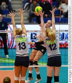 hinterm Netz: Michelle Bartsch (Dresden) schlägt gegen Christa Dietzen (13) und Brankica Mihaijlovic (beide Istanbul), Dresdner SC gegen Fenerbahce Istanbul (Türkei), Volleyball, 2016 CEV DenizBank Volleyball Champions League, Frauen, Woman, Championsleague, Margon-Arena Dresden Bodenbacher Straße, DSC, Saison 2015 2016, 28.10.2015,