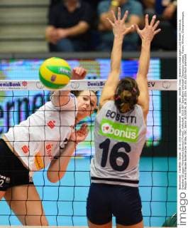 hinterm Netz: Jennifer Cross (Dresden) schlägt gegen Lucia Bosetti (Istanbul), Dresdner SC gegen Fenerbahce Istanbul (Türkei), Volleyball, 2016 CEV DenizBank Volleyball Champions League, Frauen, Woman, Championsleague, Margon-Arena Dresden Bodenbacher Straße, DSC, Saison 2015 2016, 28.10.2015,