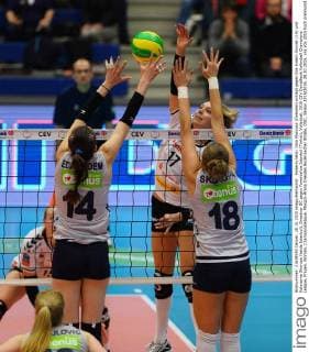 hinterm Netz: Gina Mancuso (Dresden) schlägt gegen Eda Erdem Dündar (14) und Katarzyna Skorupa (beide Istanbul), Dresdner SC gegen Fenerbahce Istanbul (Türkei), Volleyball, 2016 CEV DenizBank Volleyball Champions League, Frauen, Woman, Championsleague, Margon-Arena Dresden Bodenbacher Straße, DSC, Saison 2015 2016, 28.10.2015,