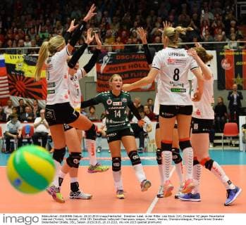 Dresdner Jubel, in der Mitte: Lisa Stock (14), Dresdner SC gegen Fenerbahce Istanbul (Türkei), Volleyball, 2016 CEV DenizBank Volleyball Champions League, Frauen, Woman, Championsleague, Margon-Arena Dresden Bodenbacher Straße, DSC, Saison 2015 2016, 28.10.2015,