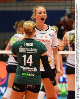 Lisa Stock, dahinter Louisa Lippmann (beide Dresden), Dresdner SC gegen Fenerbahce Istanbul (Türkei), Volleyball, 2016 CEV DenizBank Volleyball Champions League, Frauen, Woman, Championsleague, Margon-Arena Dresden Bodenbacher Straße, DSC, Saison 2015 2016, 28.10.2015,