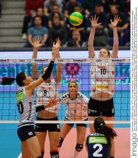 hinterm Netz: Louisa Lippmann (8) und Katie Slay (beide Dresden) blocken gegen Yeon-Koung Kim (Istanbul), Dresdner SC gegen Fenerbahce Istanbul (Türkei), Volleyball, 2016 CEV DenizBank Volleyball Champions League, Frauen, Woman, Championsleague, Margon-Arena Dresden Bodenbacher Straße, DSC, Saison 2015 2016, 28.10.2015,