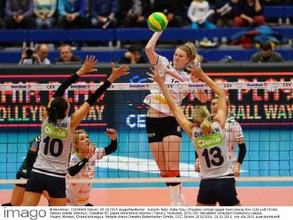 hinterm Netz: Katie Slay (Dresden) schlägt gegen Yeon-Koung Kim (10) und Christa Dietzen (beide Istanbul), Dresdner SC gegen Fenerbahce Istanbul (Türkei), Volleyball, 2016 CEV DenizBank Volleyball Champions League, Frauen, Woman, Championsleague, Margon-Arena Dresden Bodenbacher Straße, DSC, Saison 2015 2016, 28.10.2015,