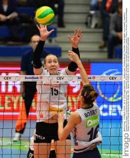 hinterm Netz: Michelle Bartsch (Dresden) blockt gegen Lucia Bosetti (Istanbul), Dresdner SC gegen Fenerbahce Istanbul (Türkei), Volleyball, 2016 CEV DenizBank Volleyball Champions League, Frauen, Woman, Championsleague, Margon-Arena Dresden Bodenbacher Straße, DSC, Saison 2015 2016, 28.10.2015,