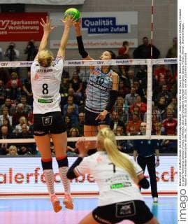 hinterm Netz: Yeon-Koung Kim (Istanbul) gegen Louisa Lippmann (Dresden), Dresdner SC gegen Fenerbahce Istanbul (Türkei), Volleyball, 2016 CEV DenizBank Volleyball Champions League, Frauen, Woman, Championsleague, Margon-Arena Dresden Bodenbacher Straße, DSC, Saison 2015 2016, 28.10.2015,