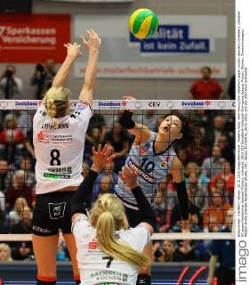 hinterm Netz: Yeon-Koung Kim (Istanbul) gegen Louisa Lippmann (Dresden), Dresdner SC gegen Fenerbahce Istanbul (Türkei), Volleyball, 2016 CEV DenizBank Volleyball Champions League, Frauen, Woman, Championsleague, Margon-Arena Dresden Bodenbacher Straße, DSC, Saison 2015 2016, 28.10.2015,