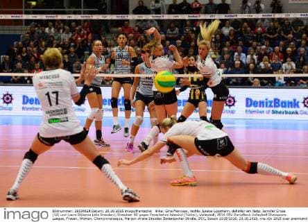 links: Gina Mancuso, rechts: Louisa Lippmann, dahinter am Netz: Jennifer Cross (12) und Laura Dijkema (alle Dresden), Dresdner SC gegen Fenerbahce Istanbul (Türkei), Volleyball, 2016 CEV DenizBank Volleyball Champions League, Frauen, Woman, Championsleague, Margon-Arena Dresden Bodenbacher Straße, DSC, Saison 2015 2016, 28.10.2015,