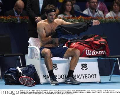 Tennis Swiss Indoors Basel 2015 29.10.2015 Roger Federer (Schweiz) wechselt sein Shirt 