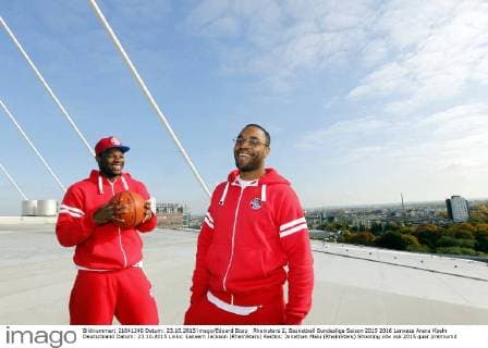 Rheinstars 2. Basketball Bundesliga Saison 2015 2016 Lanxess Arena Koeln Deutschland Datum: 23.10.2015 Links: Lakeem Jackson (RheinStars) Rechts: Jonathan Malu (RheinStars)