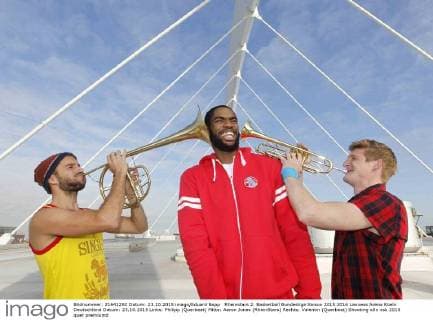 Rheinstars 2. Basketball Bundesliga Saison 2015 2016 Lanxess Arena Koeln Deutschland Datum: 23.10.2015 Links: Philipp (Querbeat) Mitte: Aaron Jones (RheinStars) Rechts: Valentin (Querbeat)