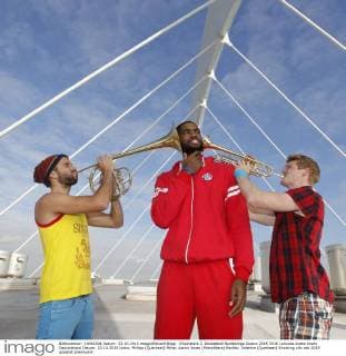 Rheinstars 2. Basketball Bundesliga Saison 2015 2016 Lanxess Arena Koeln Deutschland Datum: 23.10.2015 Links: Philipp (Querbeat) Mitte: Aaron Jones (RheinStars) Rechts: Valentin (Querbeat)