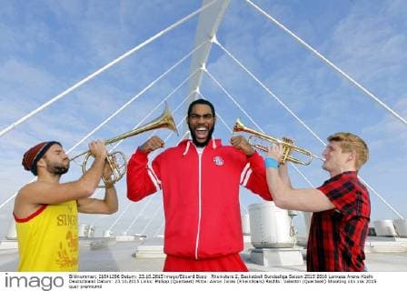 Rheinstars 2. Basketball Bundesliga Saison 2015 2016 Lanxess Arena Koeln Deutschland Datum: 23.10.2015 Links: Philipp (Querbeat) Mitte: Aaron Jones (RheinStars) Rechts: Valentin (Querbeat)