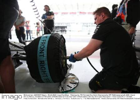 Motorsports: FIA Formula One World Championship WM Weltmeisterschaft 2015, Grand Prix of Mexico, mechanic of Mercedes AMG Petronas Formula One Team xHOCHxZWEIx