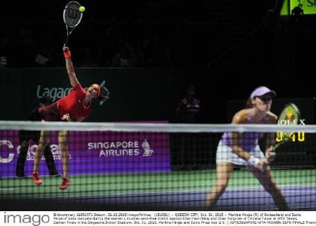 (151031) -- QUEZON CITY, Oct. 31, 2015 -- Martina Hingis (R) of Switzerland and Sania Mirza of India compete during the women s doubles semi-final match against Chan Hao-Ching and Chan Yung-Jan of Chinese Taipei at WTA Tennis Damen Finals in the Singapore Indoor Stadium, Oct. 31, 2015. Martina Hingis and Sania Mirza won 2-0. ) (SP)SINGAPORE-WTA-WOWEN-SEMI-FINALS ThenxChihxWey 