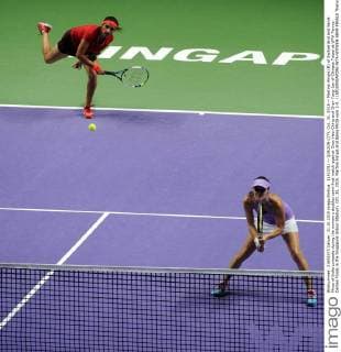 (151031) -- QUEZON CITY, Oct. 31, 2015 -- Martina Hingis (R) of Switzerland and Sania Mirza of India compete during the women s doubles semi-final match against Chan Hao-Ching and Chan Yung-Jan of Chinese Taipei at WTA Tennis Damen Finals in the Singapore Indoor Stadium, Oct. 31, 2015. Martina Hingis and Sania Mirza won 2-0. ) (SP)SINGAPORE-WTA-WOWEN-SEMI-FINALS ThenxChihxWey 