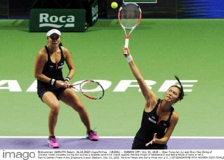 (151031) -- QUEZON CITY, Oct. 31, 2015 -- Chan Yung-Jan (L) and Chan Hao-Ching of Chinese Taipei compete during the women s doubles semi-final match against Martina Hingis of Switzerland and Sania Mirza of India at WTA Tennis Damen Finals in the Singapore Indoor Stadium, Oct. 31, 2015. Martina Hingis and Sania Mirza won 2-0. ) (SP)SINGAPORE-WTA-WOWEN-SEMI-FINALS ThenxChihxWey 