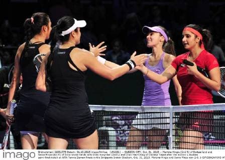 (151031) -- QUEZON CITY, Oct. 31, 2015 -- Martina Hingis (2nd R) of Switzerland and Sania Mirza (1st R) of India shake hands with Chan Yung-Jan (2nd L) and Chan Hao-Ching of Chinese Taipei after the women s doubles semi-final match at WTA Tennis Damen Finals in the Singapore Indoor Stadium, Oct. 31, 2015. Martina Hingis and Sania Mirza won 2-0. ) (SP)SINGAPORE-WTA-WOWEN-SEMI-FINALS ThenxChihxWey 