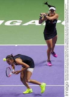 (151031) -- QUEZON CITY, Oct. 31, 2015 -- Chan Yung-Jan (rear) and Chan Hao-Ching of Chinese Taipei compete during the women s doubles semi-final match against Martina Hingis of Switzerland and Sania Mirza of India at WTA Tennis Damen Finals in the Singapore Indoor Stadium, Oct. 31, 2015. Martina Hingis and Sania Mirza won 2-0. ) (SP)SINGAPORE-WTA-WOWEN-SEMI-FINALS ThenxChihxWey 